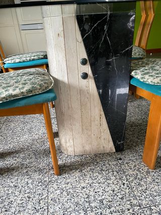Mesa de jantar em vidro e base em mármore