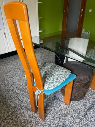 Mesa de jantar em vidro e base em mármore