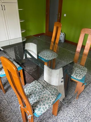 Mesa de jantar em vidro e base em mármore