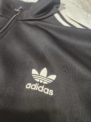 Chaqueta Adidas Negra con Rayas Blancas