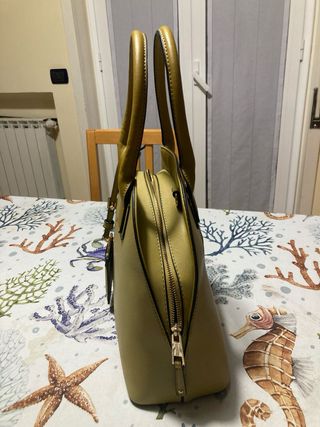 Borsa a mano con tracolla color oro verde oliva
