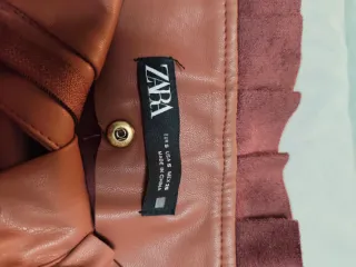 Falda corta efecto piel de Zara