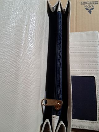 Cartera de mujer, de color blanco.