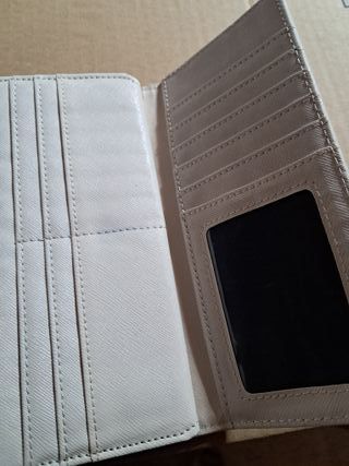 Cartera de mujer, de color blanco.