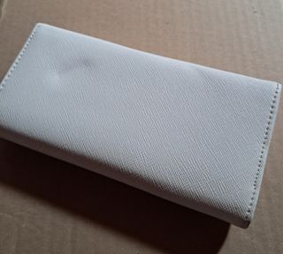 Cartera de mujer, de color blanco.
