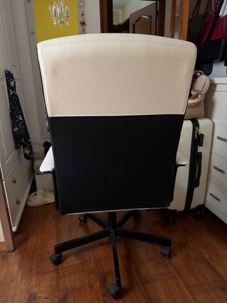 Silla de oficina ergonómica blanca