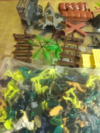 Lote soldaditos de plástico,etc. 2 cms aprox