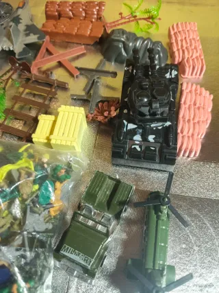 Lote soldaditos de plástico,etc. 2 cms aprox