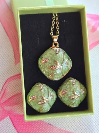 Conjunto collar y pendientes verde esmeralda