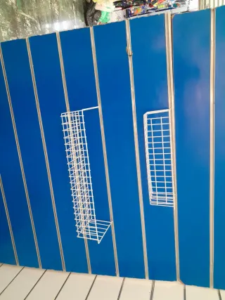 Estanterías de pared metálicas