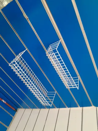 Estanterías de pared metálicas