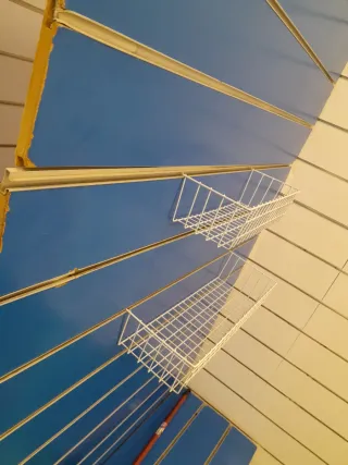 Estanterías de pared metálicas