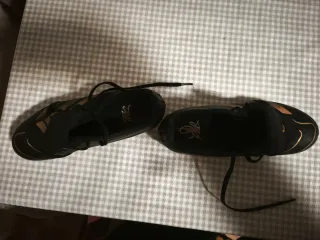 Botas de fútbol niño Adidas negras y doradas