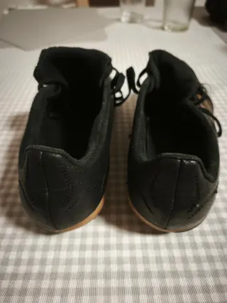 Botas de fútbol niño Adidas negras y doradas