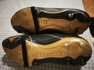 Botas de fútbol niño Adidas negras y doradas