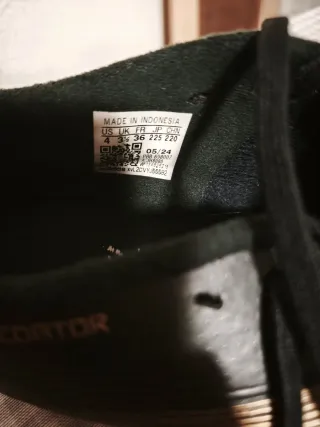 Botas de fútbol niño Adidas negras y doradas