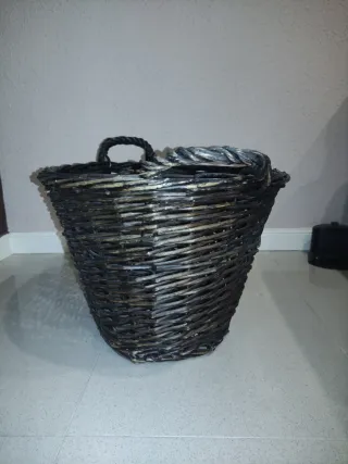 Cesto de mimbre marrón con asas.