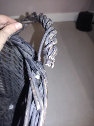 Cesto de mimbre marrón con asas.