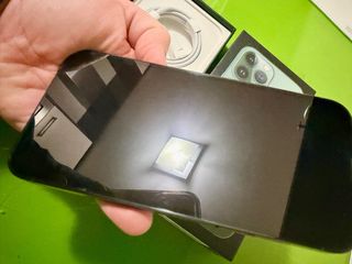 iPhone 13 Pro Max 128GB Verde Alpino con auricolari Apple