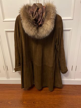 Abrigo de piel marrón con capucha