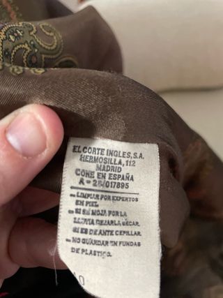 Abrigo de piel marrón con capucha