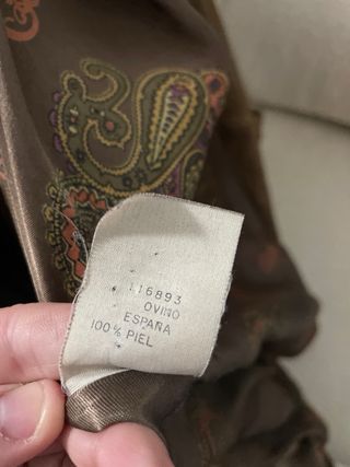 Abrigo de piel marrón con capucha