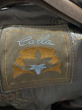 Abrigo de piel marrón con capucha