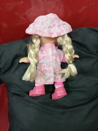 Muñeca pequeña de trapo con vestido rosa