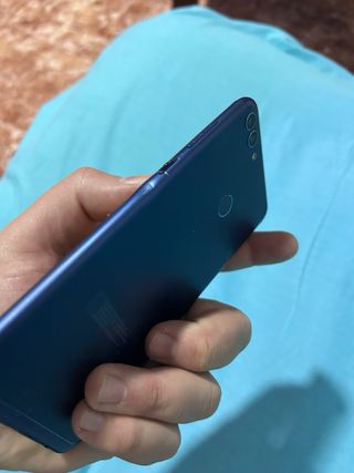 Móvil Huawei con cargador