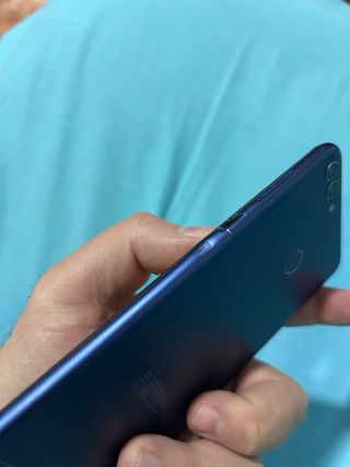 Móvil Huawei con cargador