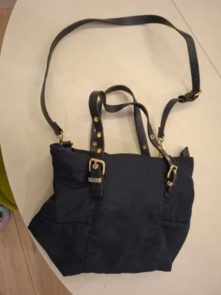 Bolso azul marino con asas y bandolera