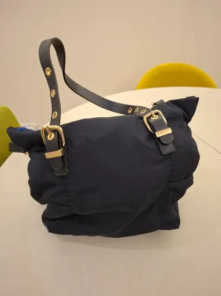 Bolso azul marino con asas y bandolera