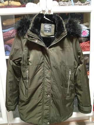 Chaquetón verde con capucha de pelo