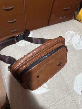 Riñonera de piel marrón nueva