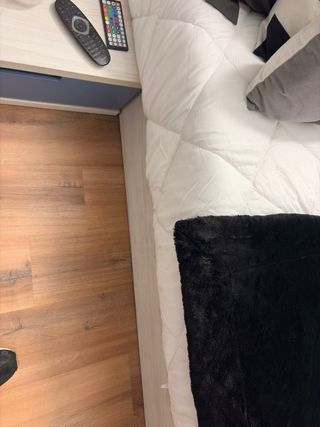 Cama estilo tatami con mesita y colchon