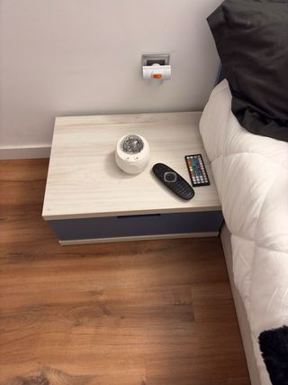 Cama estilo tatami con mesita y colchon