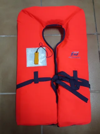 Chaleco náutico naranja con silbato 7€ cada uno.