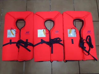 Chaleco náutico naranja con silbato 7€ cada uno.