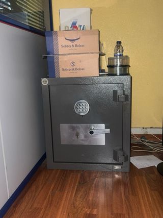 Caja fuerte gris metálica