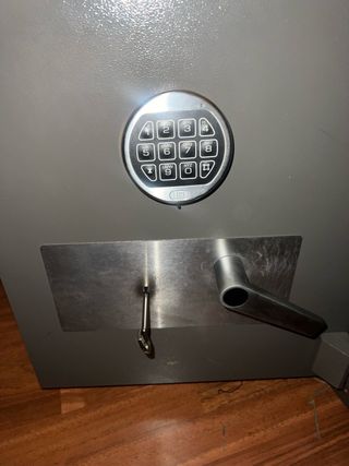 Caja fuerte gris metálica