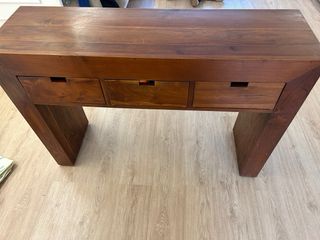 Mueble recibidor de madera maciza.