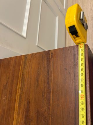 Mueble recibidor de madera maciza.