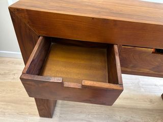 Mueble recibidor de madera maciza.