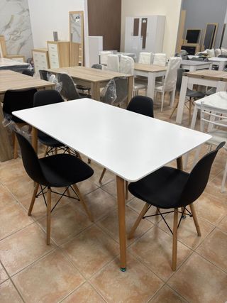 Mesa Comedor Blanca y 4 Sillas Negras