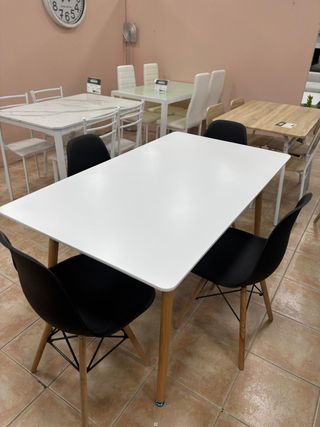 Mesa Comedor Blanca y 4 Sillas Negras
