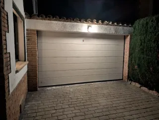 Puerta de garaje con motor