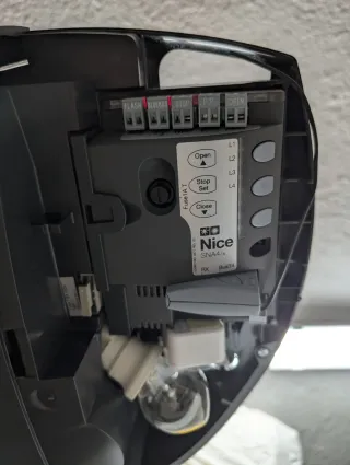 Puerta de garaje con motor