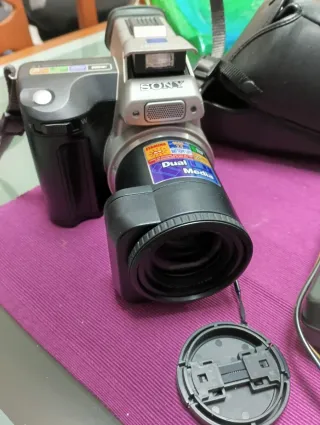 Cámara Sony Dual Media modelo MVC fd97Plata/Negra