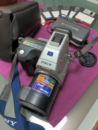 Cámara Sony Dual Media modelo MVC fd97Plata/Negra