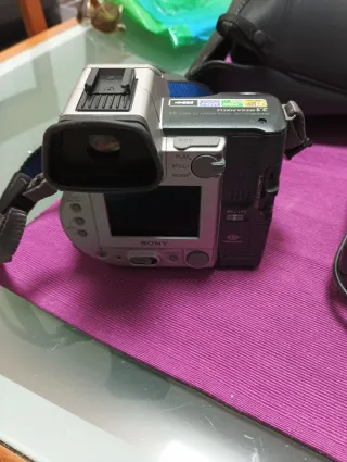 Cámara Sony Dual Media modelo MVC fd97Plata/Negra